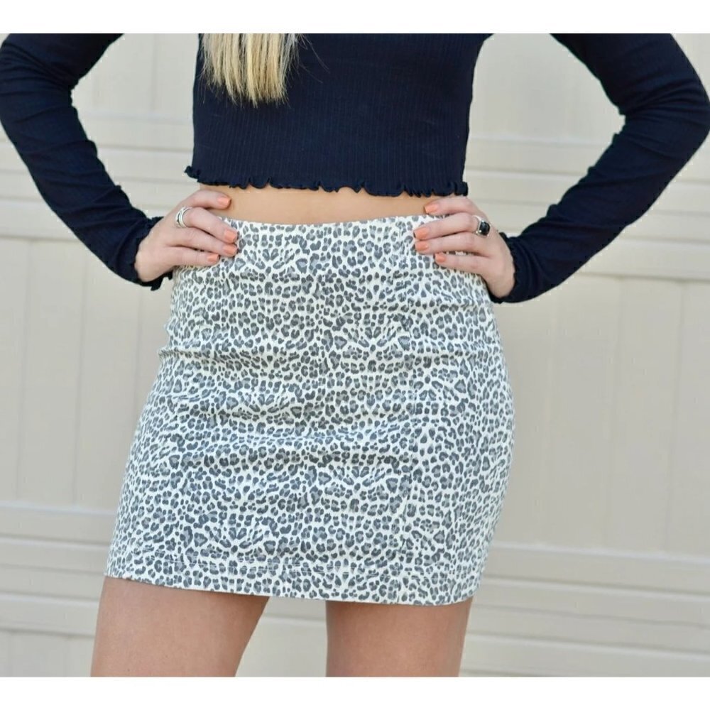 Boutique Mustard Seed White Leopard Denim Mini Skirt L